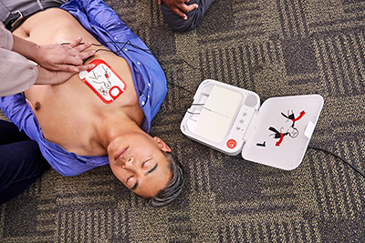 Quanto costa un defibrillatore? Come scegliere un Defibrillatore Semi-Automatico (DAE)?