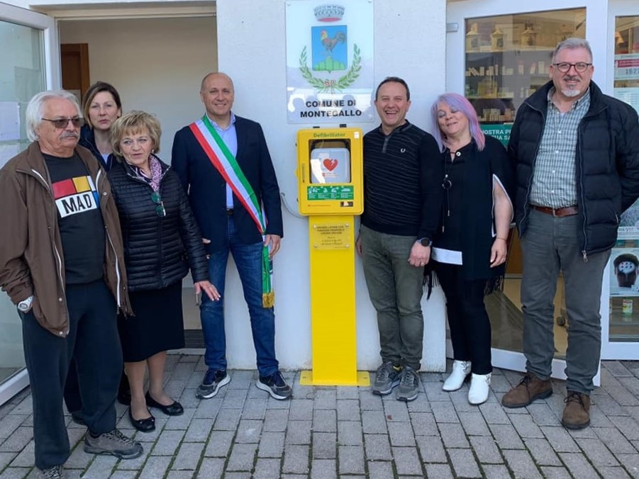 MONTEGALLO – DEFIBRILLATORE E TOTEM DA ESTERNI DONATO DALL’ASSOCIAZIONE “LA RINASCITA DI RIGO”