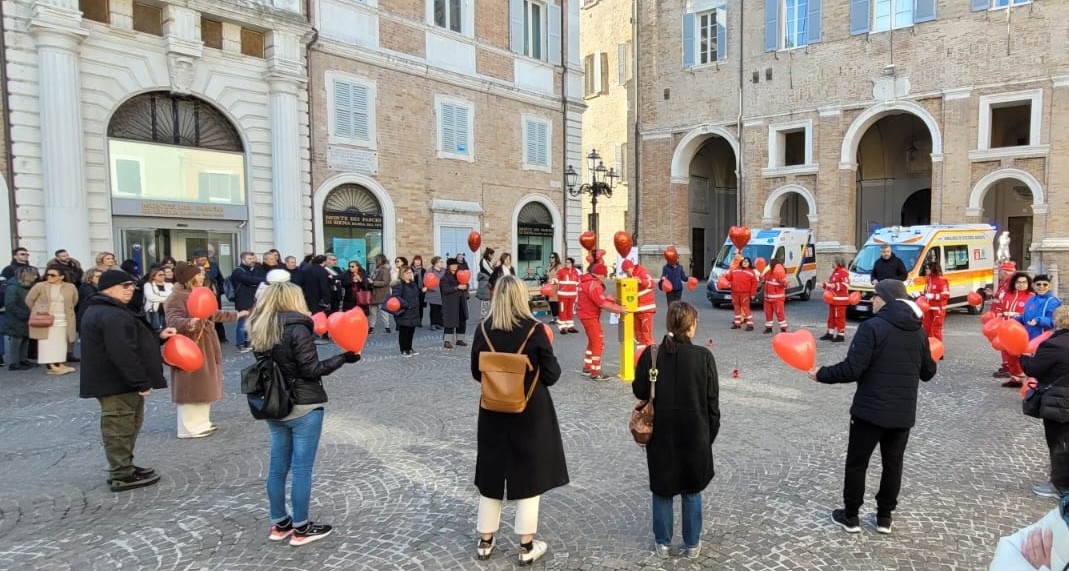 Donato un defibrillatore di ultima generazione a Senigallia, in memoria della scomparsa prematura di un operatore del 118